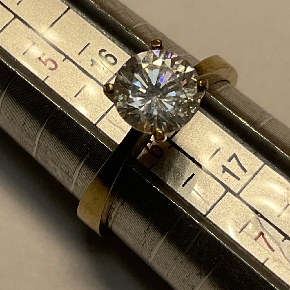 Vintage Sterling Silver Ring with a Clear Stone . Size 6